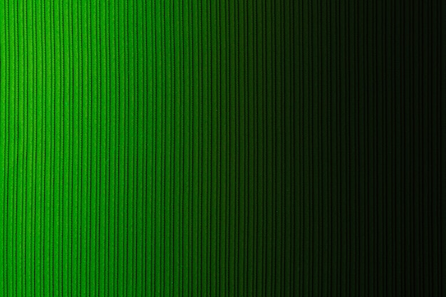 Декоративный фон зеленого цвета, полосатая текстура, горизонтальный градиент. Обои на стену. Изобразительное искусство. Дизайн.