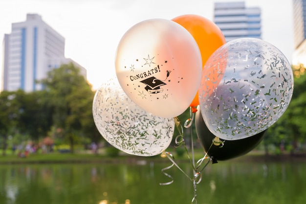 Foto palloncini decorativi per la laurea contro la vista del parco