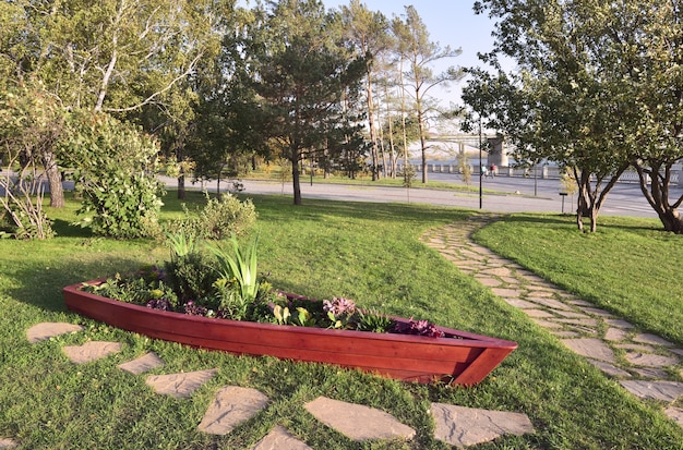 Foto barca decorativa nel parco