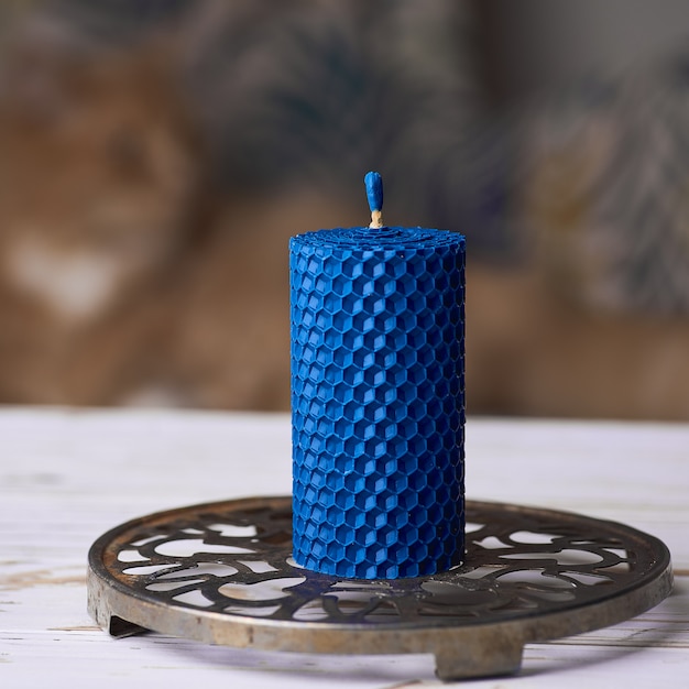 Фото Декоративные свечи из пчелиного воска с медовым ароматом для интерьера и традиций.