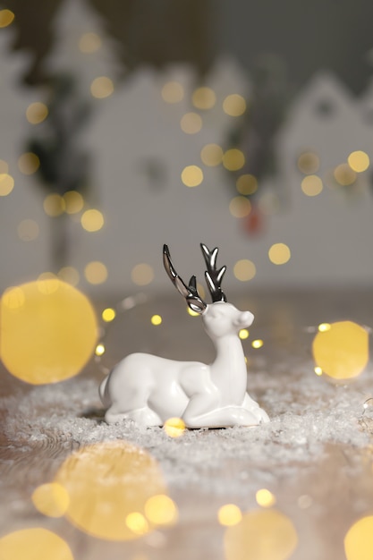 Figurine decorative a tema natalizio. cervo natale