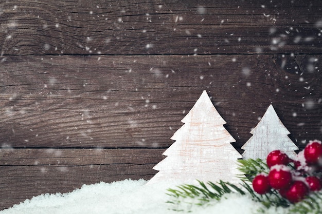 木製の背景の年賀状に装飾的なクリスマス ツリー