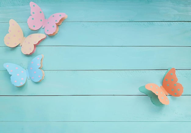 Farfalle di carta colorate decorative. vista dall'alto, copia spazio per il testo su un tavolo di legno blu. bellissimo sfondo per il compleanno, 8 marzo, san valentino