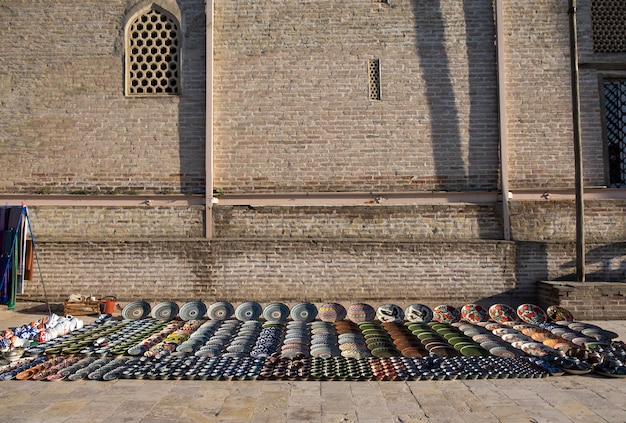 Декоративные красочные пластины напротив древней стены Бухара Узбекистан