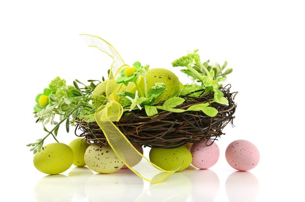 Декоративное пасхальное гнездо с яйцами