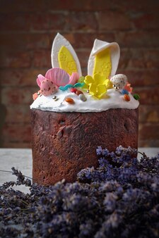 Pasqua festiva decorativa con coniglietto pasquale e rami di lavanda