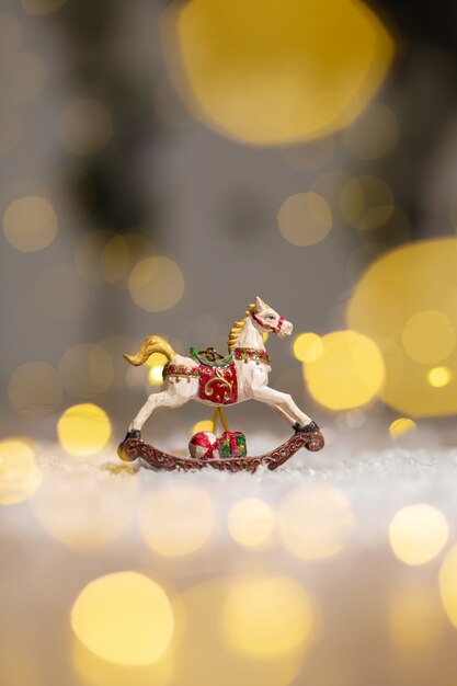 クリスマスをテーマにした装飾的な置物、揺り木馬の置物、