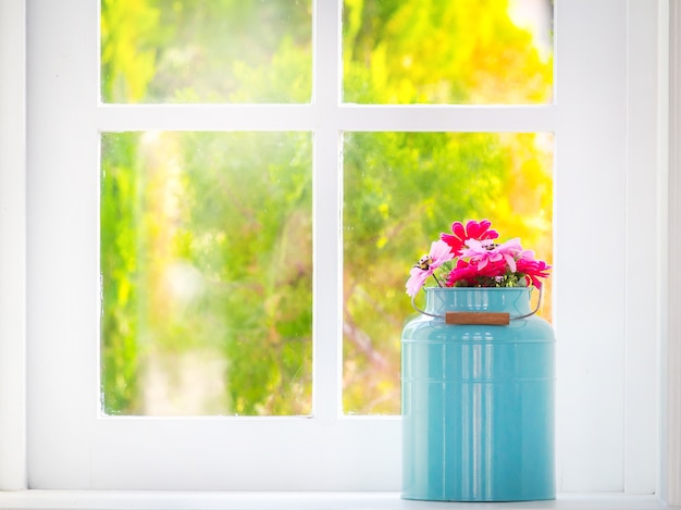 Photo decorative flowers on a window