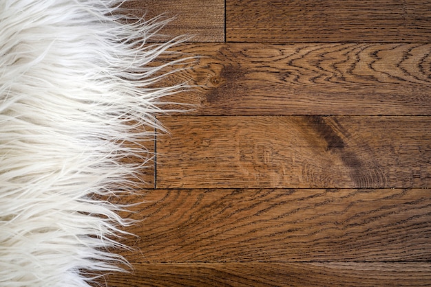 木製の床に装飾的な毛皮のカーペット
