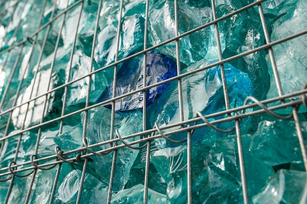 ガラス廃棄物で満たされた装飾的な蛇籠構造