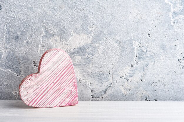декоративное сердце и бетонный фон. Свадебный макет на белом столе