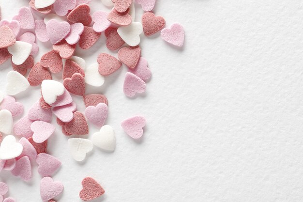 Foto primo piano decorativo dei cuori su bianco. concetto di arredamento di san valentino. 14 febbraio