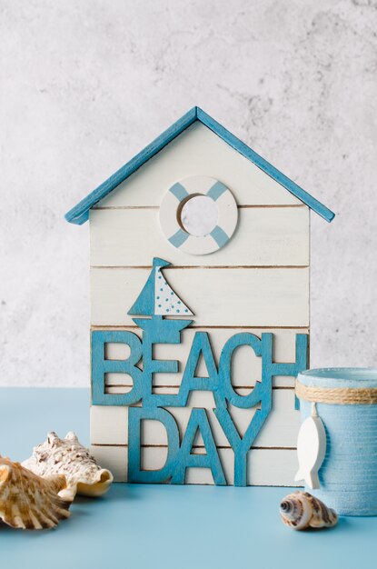 Foto giorno e conchiglie decorativi della spiaggia dell'iscrizione.