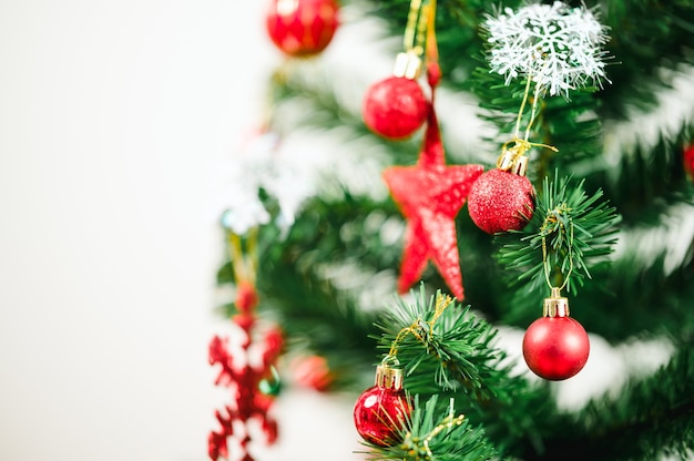 写真 装飾的なライトボールと松のクリスマスと年末年始の背景