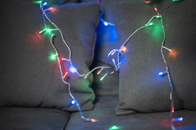 装飾的なライトボールと松のクリスマスと年末年始の背景