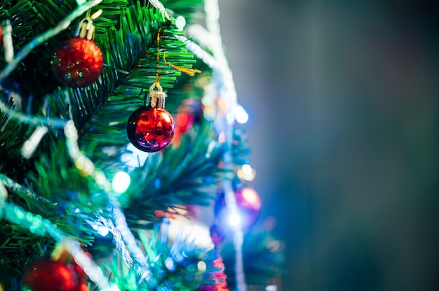 장식 조명 공 및 소나무 크리스마스와 새해 휴일 배경