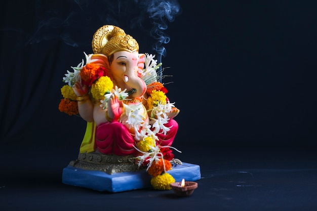 Photo decorative lord ganesha sclupture on dark background.