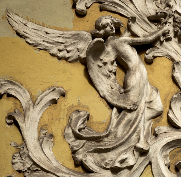 天使が描かれた装飾的な木片。