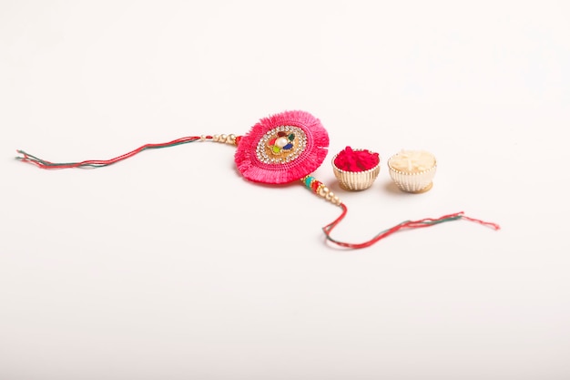 Rakhi decorativo o braccialetto riso e kumkum festival indiano raksha bandhan concetto