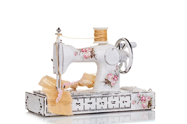 Фото Декоративная швейная машина на белом фоне
