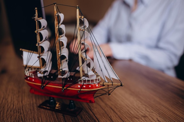 Photo decorative ship in the office