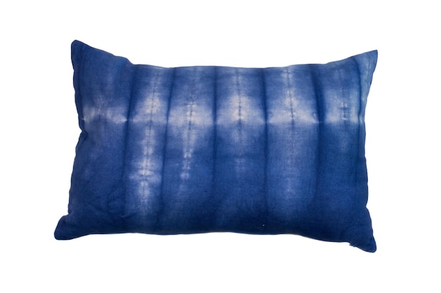 白い背景に分離された装飾的な柔らかい枕xAblue ネクタイ染料パターン
