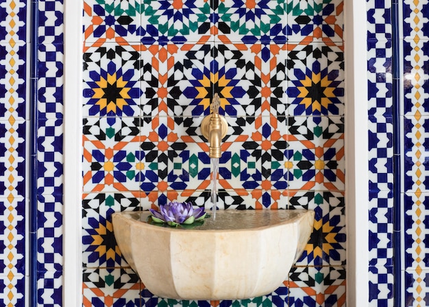 花が付いている装飾的な洗面台