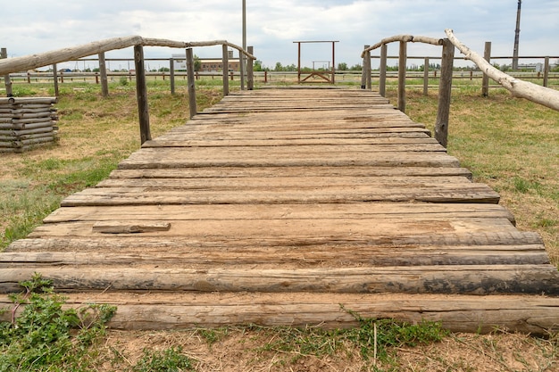 Foto ponte decorativo in legno in natura in estate per feste ed eventi