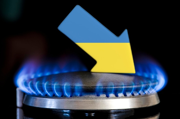Фотография снижение поставок газа в украине газовая плита с горящим пламенем и стрелкой цвета украинского флага, указывающей вниз концепция кризиса зимой и нехватка природного газа отопительный сезон