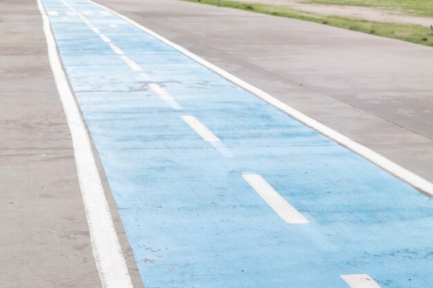 Pista ciclabile dedicata sul marciapiede. pista ciclabile blu.