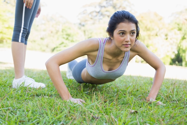 Посвященная женщина делает push ups