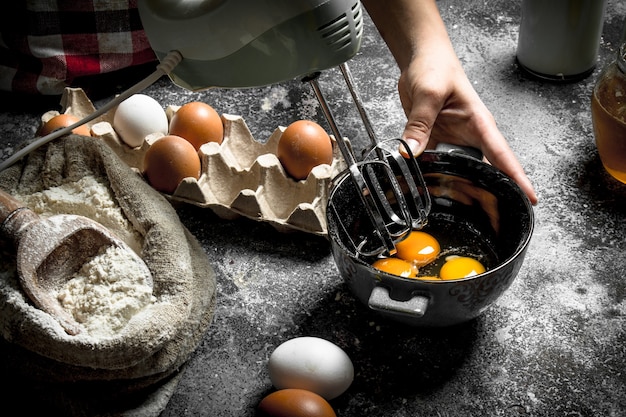 Deeg achtergrond. bereiding van het deeg uit verse ingrediënten.