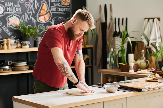 Deeg bereiden voor pizza in de keuken