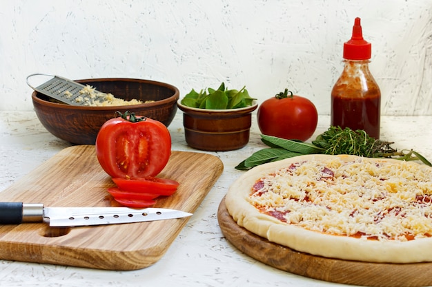 Deeg. Het proces om pizza te maken. Ingrediënten voor pizza