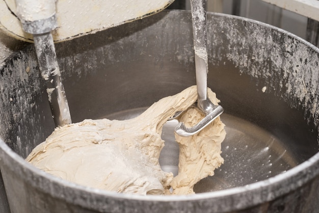 Deeg in een industriële bakkerijdeegmixer.