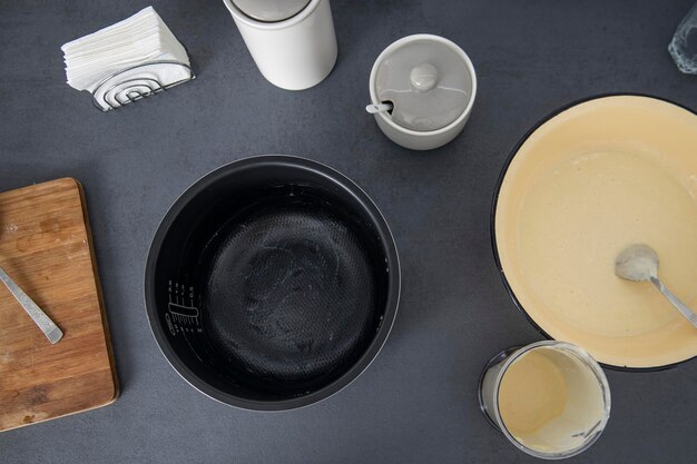 Deeg in een kom wordt gekneed op een keukenoppervlak Bovenaanzicht ovenschaal plat gelegd