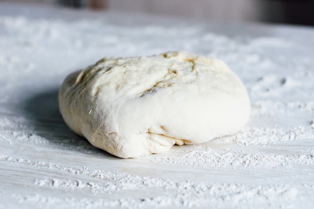 Deeg met bloem op een witte achtergrond, Deeg klaar om te koken