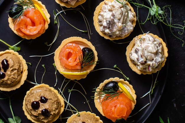 Deeg tartlets met pate paddestoelen en zalm