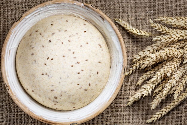 Deeg voor brood op natuurlijk zuurdeeg met lijnzaad.