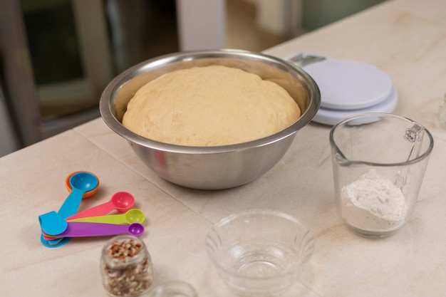 Deeg voor brood van de doden rustend in een kom in een Mexicaanse keuken