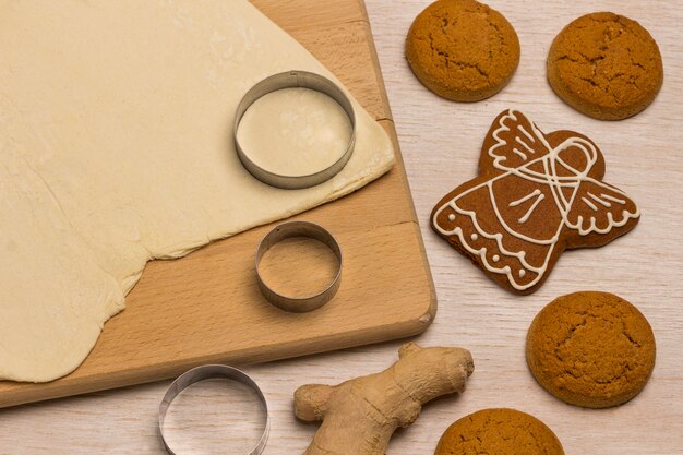 Foto deeg voor het bakken van peperkoekkoekjes op een snijplank