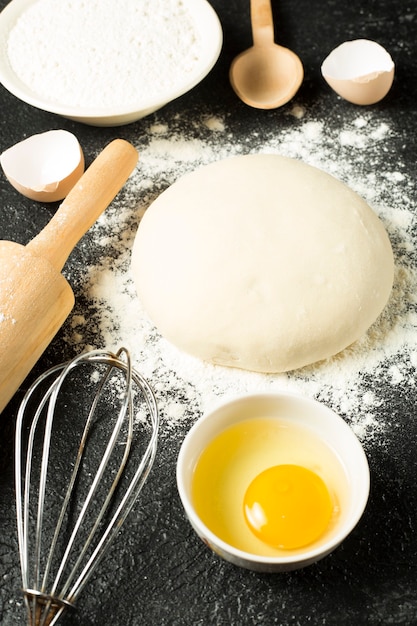 Deegbal met kookingrediënten op de zwarte tafel