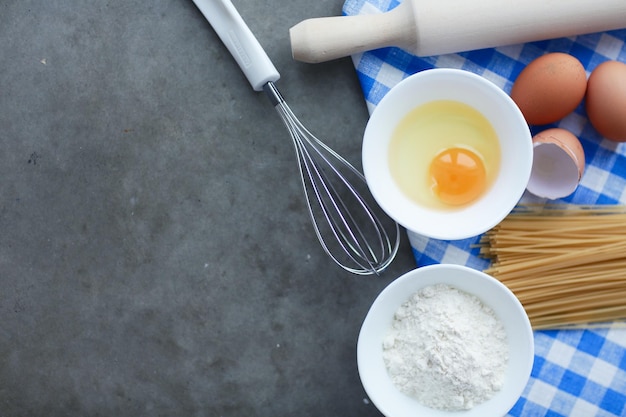 Deegbereiding recept zelfgemaakte brood pizza of taart ingrediënten eten plat op keukentafel achtergrond