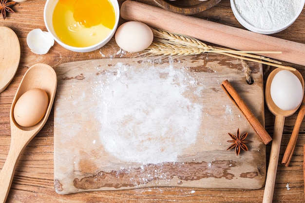 Deegbereiding receptbrood, pizza of taart maken ingridients, eten plat op de keukentafel achtergrond.