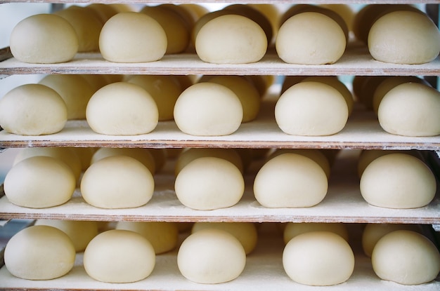 Deegbroodjes op het schap in de bakkerij