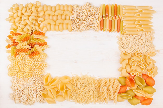 Foto deegwaren decoratief kader als achtergrond van italiaanse macaroni van assortiments verschillende soorten