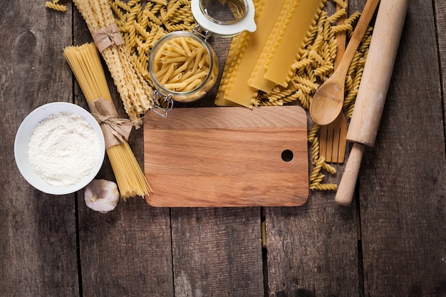 Deegwarenspaghetti met bloem, ei op oude houten