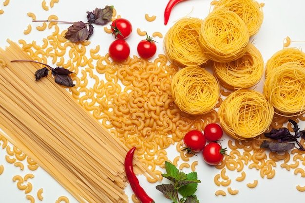 Deegwarenspaghetti met ingrediënten voor het koken van deegwaren