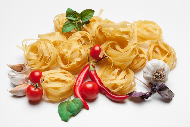 Deegwarenspaghetti met ingrediënten voor het koken van deegwaren