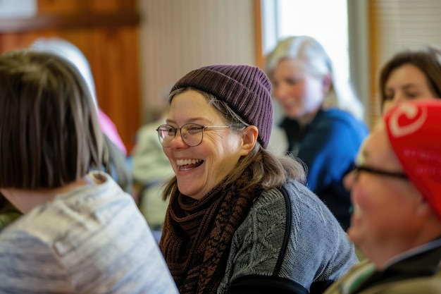 Deelnemers aan de ondersteuningsgroep zitten samen en lachen.